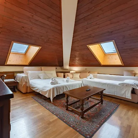 Alpine Attic - 5 Min Walk To Lift Апартаменты